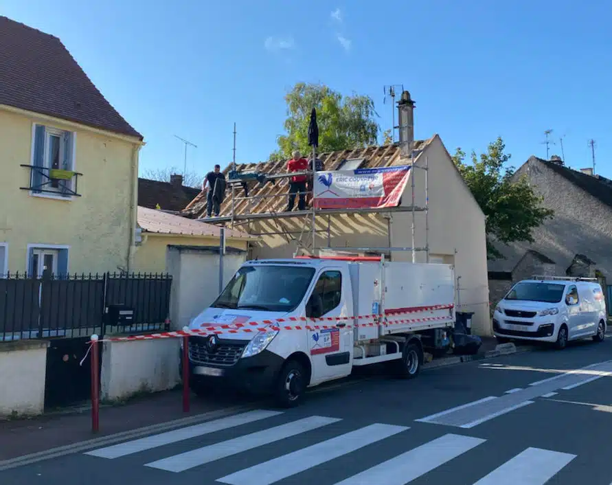 Éric Robert et son équipe sur un chantier de rénovation de toiture dans le Val-de-Marne