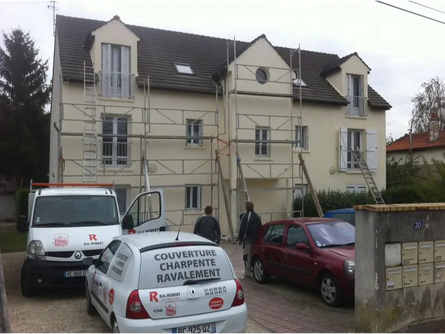 Pose de tuiles mécaniques sur une toiture dans le Val-de-Marne