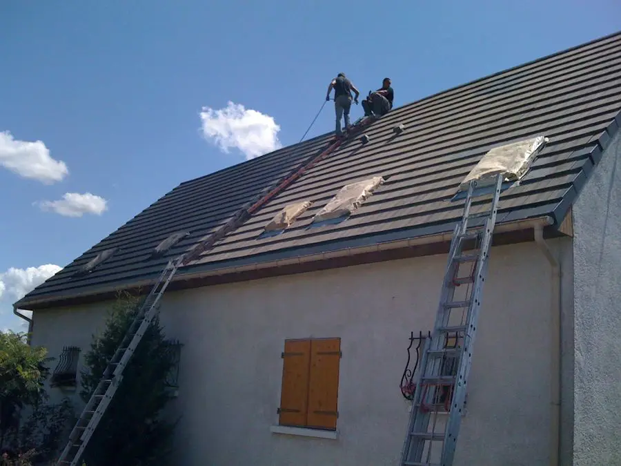 Nettoyage de toiture par Éric Couvreur dans le Val-de-Marne
