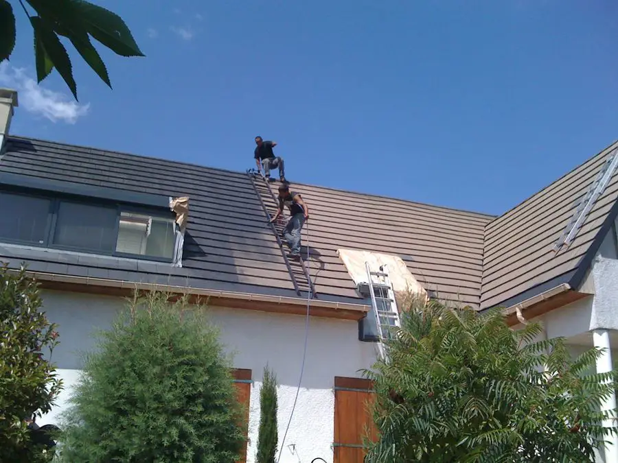 Démoussage de toiture en cours dans le Val-de-Marne