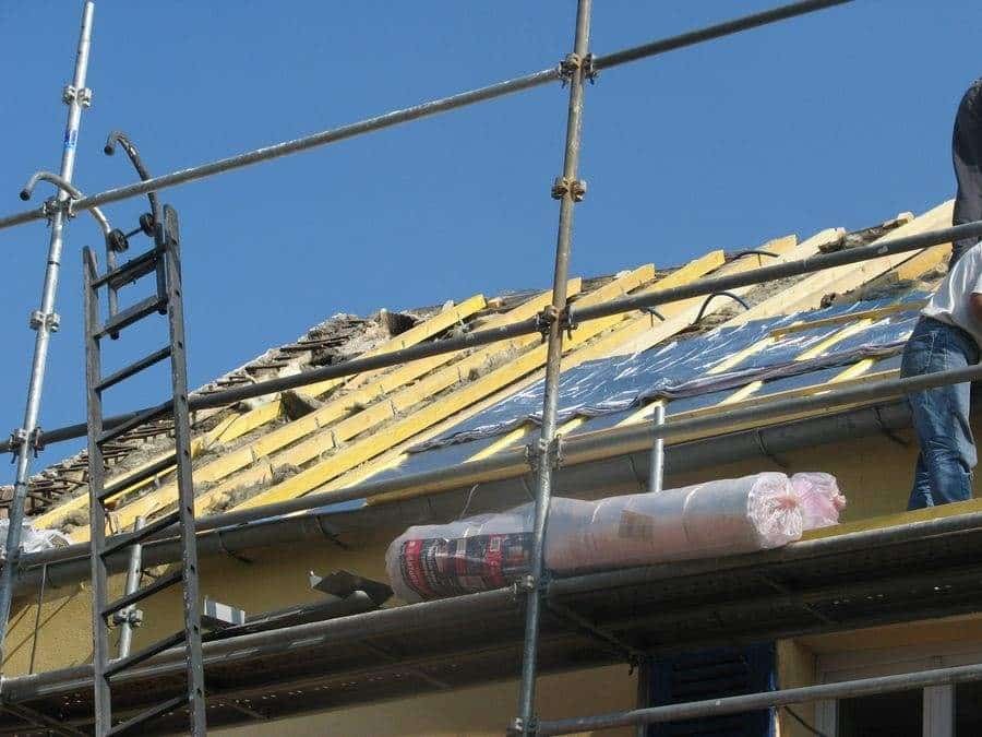 Gros plan sur des rouleaux d'isolatnt sur une toiture dans le 94  avec Eric Couvreur RGE dans le 94