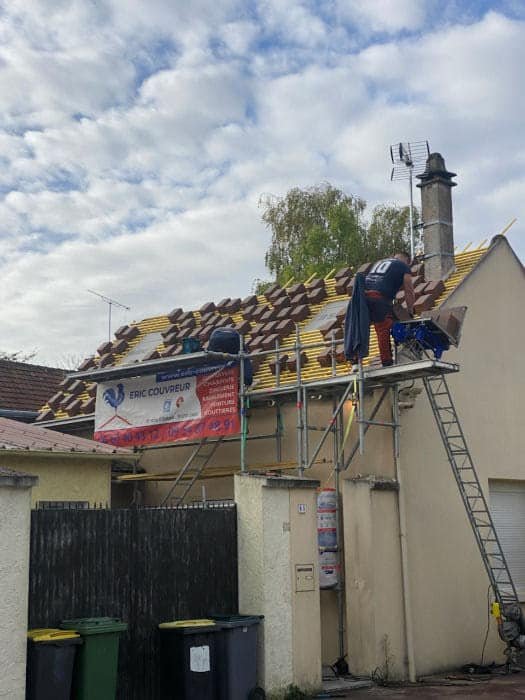 Réfection de toiture avec M. Robert Eric : un chantier de remplacementd e tuiles à Arcueil.